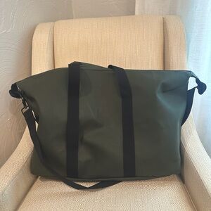 Rains Hilo Weekend Duffle Bag in Olive Green